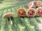 Preview: Weihnachtsmann Holz Knopf Ohrstecker Winter Schnee
